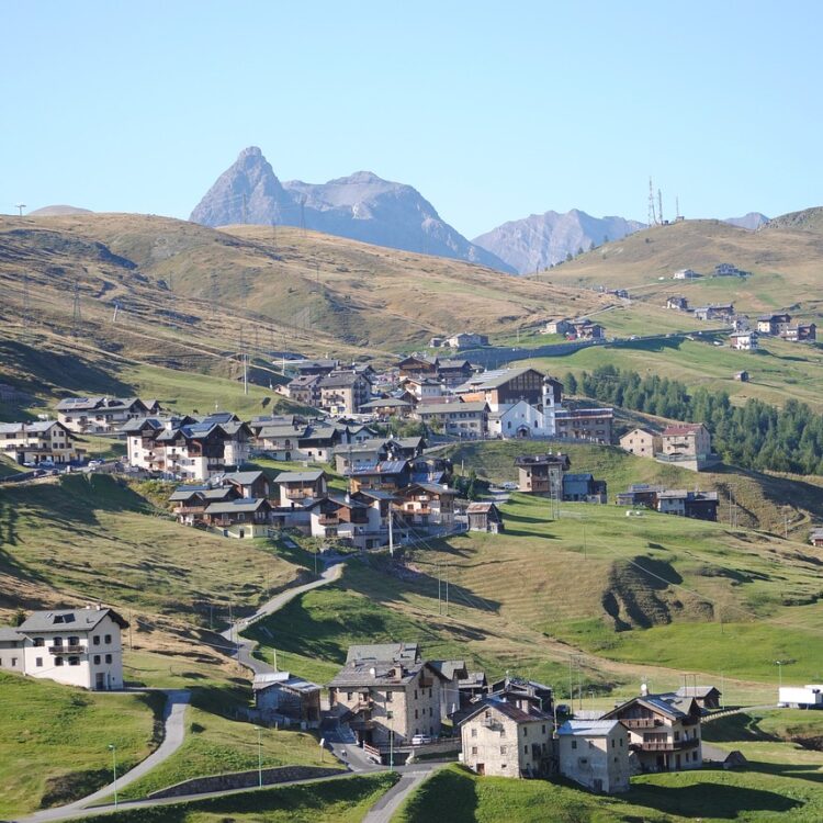 On the road autunnale in Valtellina, tra Livigno e Bormio
